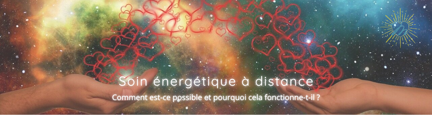 Mains ouvertes recevant une énergie cosmique et des cœurs lumineux, illustrant la transmission d'un soin énergétique à distance.